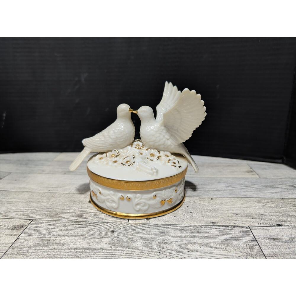 Vtg Porcelain Turtle Doves Antique Style Music Box: Gold Encrusted Keepsake